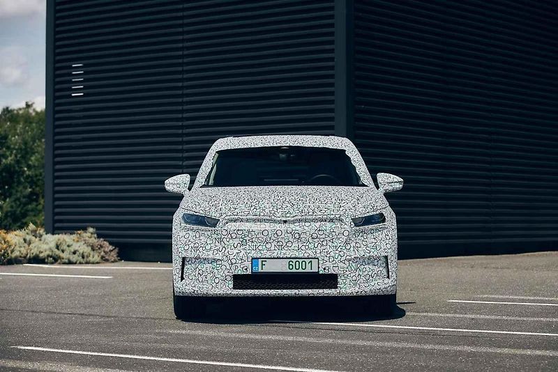 Vybraní motorističtí novináři již za sebou mají první testovací kilometry s Enyaqem iV Coupe