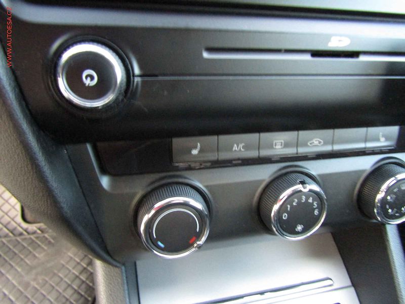 Škoda Octavia (2013) 1.2 TSi, ČR, Ambition, AC - fotka 13 z 15