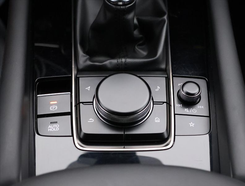 Mazda 3 2,0 Skyactiv-X180 GT Plus Bose - fotka 29 z 39