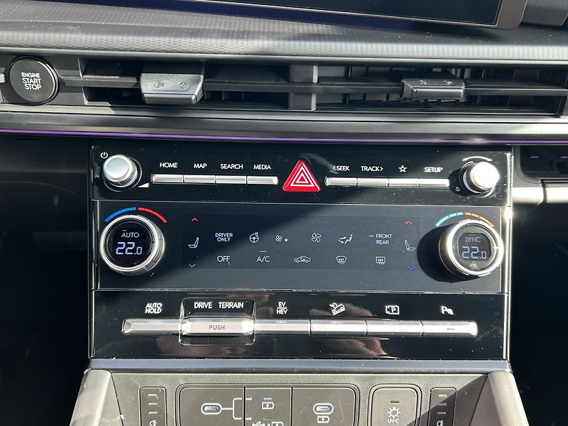 Hyundai Santa Fe 7S 1,6 T HEV 4X4 CALLIGRAPHY - fotka 40 z 44