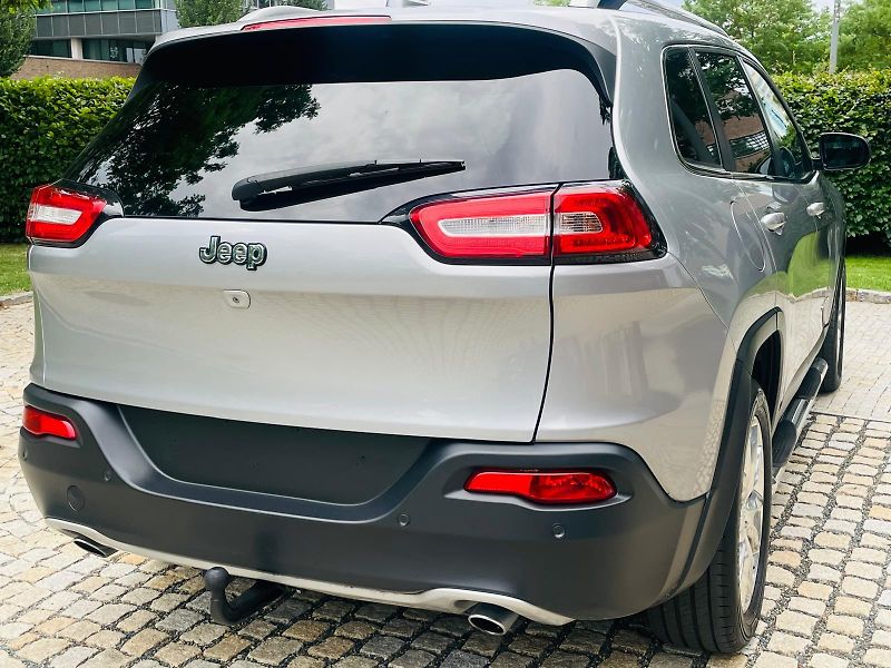 Jeep Cherokee 2.0D 4x4 AUT KAMERA TAŽNÉ LED - fotka 13 z 50
