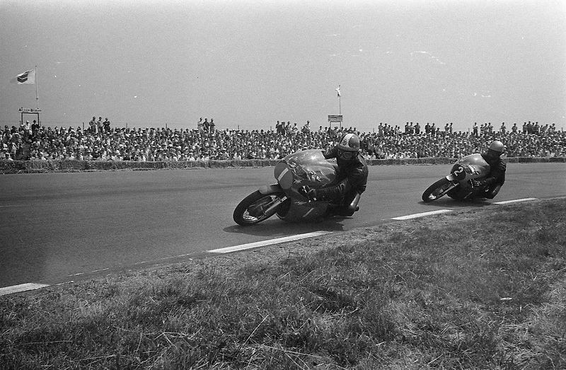 Giacomo Agostini je stále králem mezi závodníky silničních motocyklů. Na svém kontě má úctyhodných patnáct titulů mistra světa, které dosposud nikdo nepřekonal.