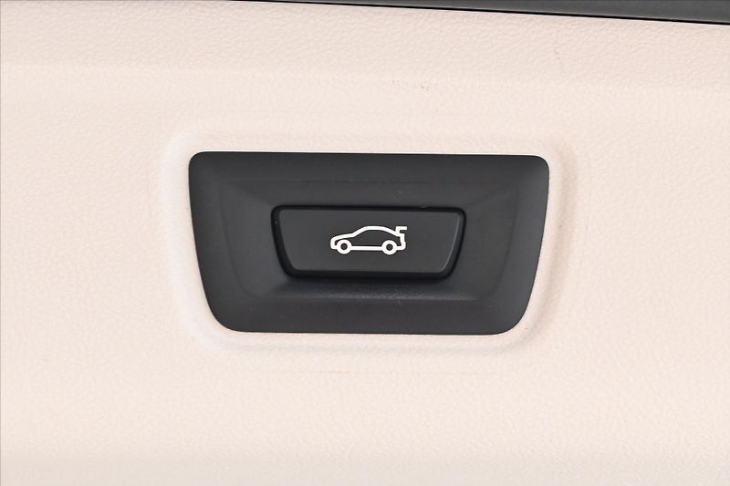 BMW Řada 3 2,0 320d 140 kW SportTouring S - fotka 27 z 32