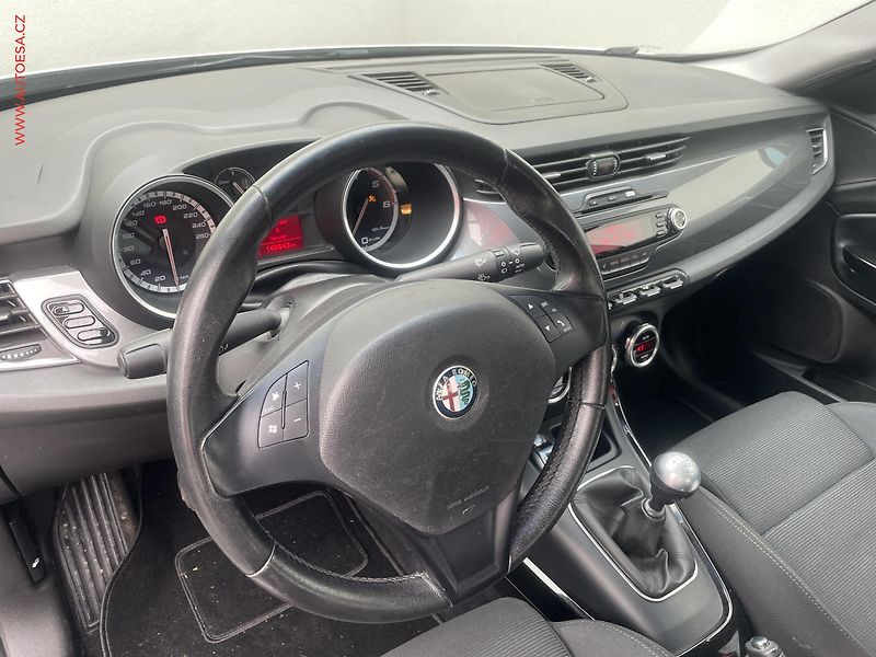 Alfa Romeo Giulietta (2011) 2.0 JTD, Distinctive, xenon - fotka 11 z 21