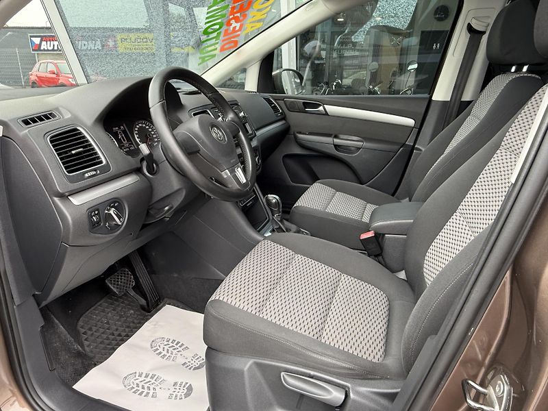 Volkswagen Sharan 2,0 TDI Panorama Automat DSG - fotka 20 z 41