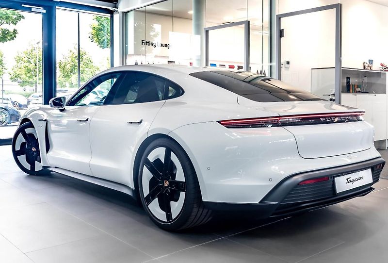 Porsche Taycan 4 SportDesign Matrix ACC 360 - fotka 4 z 22