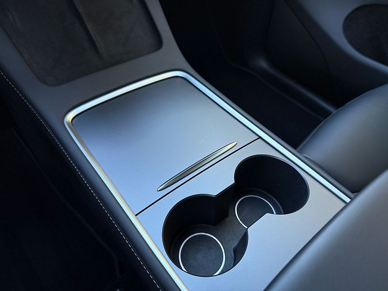 Tesla Model Y Long Range AWD záruka - fotka 29 z 40