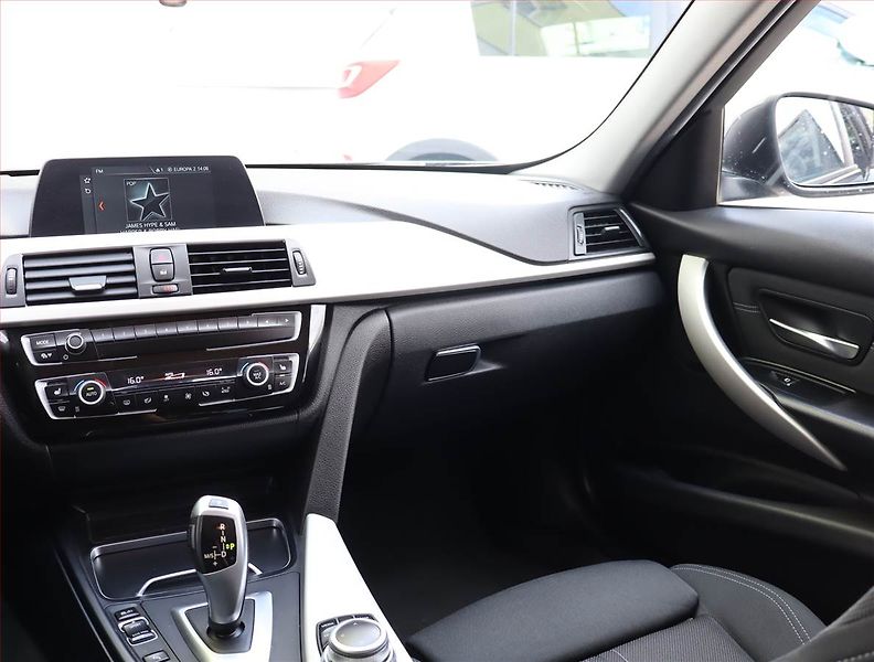 BMW Řada 3 (2019) 318 d, Automat, Serv.kniha - fotka 8 z 19