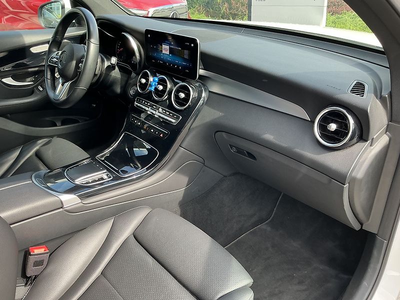 Mercedes-Benz GLC 200 d AMG 4MATIC - fotka 16 z 23