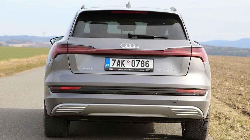 Audi e-tron má pohon přední i zadní nápravy