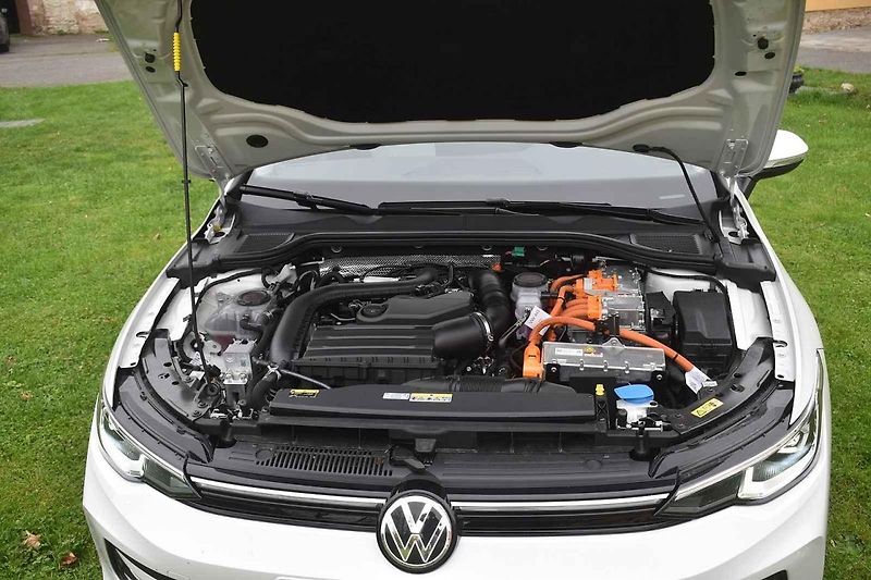 Volkswagen Golf eHybrid je ideální volbou pro ty, kteří po většinu roku jezdí často a na vzdálenosti do sta kilometrů