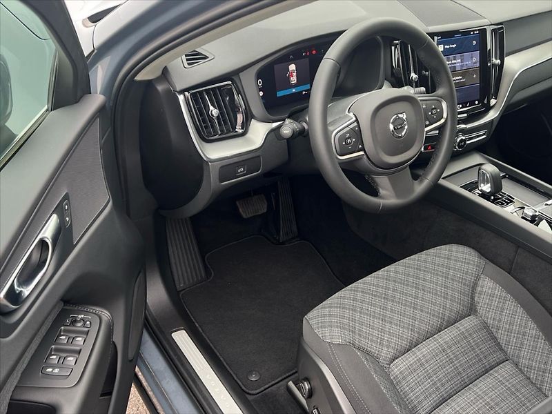 Volvo XC60 2,0 184 kW 8AT FWD CORE  B5 - fotka 6 z 26