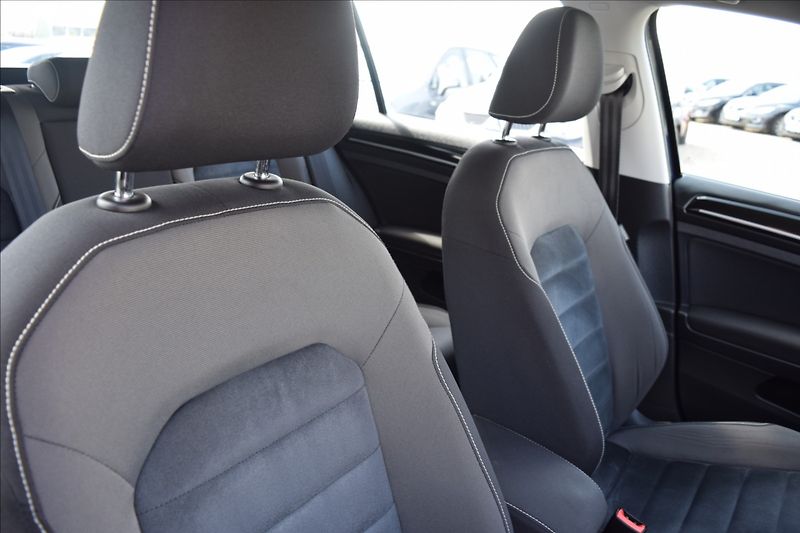 Volkswagen Golf 2,0 TDI 110KW KAMERA XENONY - fotka 22 z 48