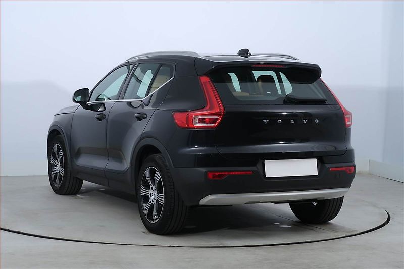 Volvo XC40 (2020) D3 AWD - fotka 4 z 22
