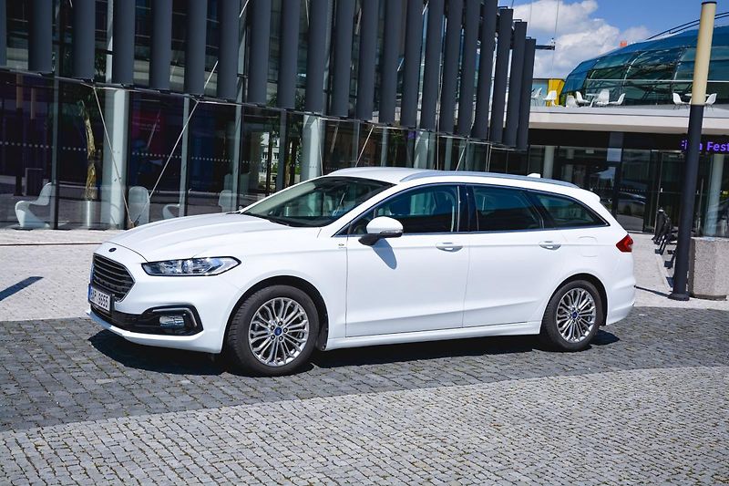 Ford Mondeo (2021) 2.0 138kw Hybrid ecvT TITANIUM - fotka 8 z 32