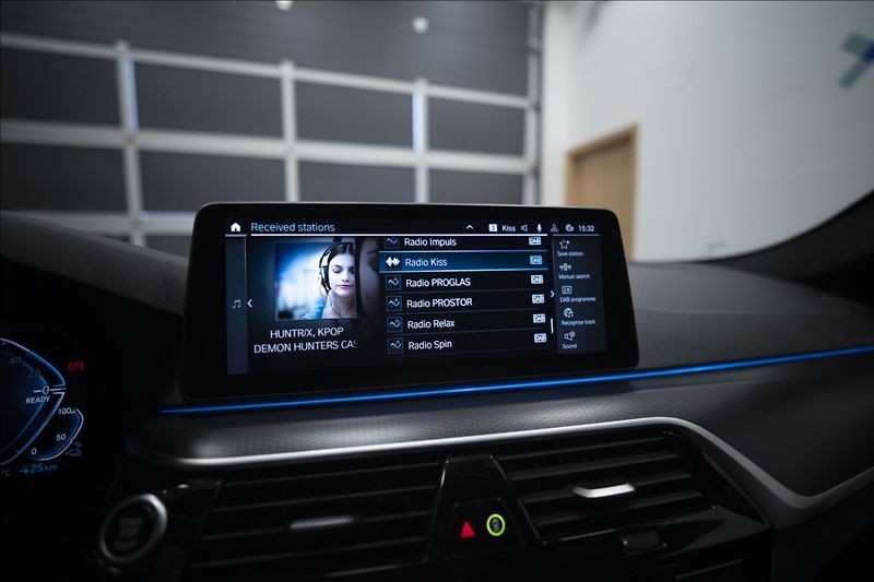 BMW Řada 5 530e xDrive M Sport ČR DPH   2 - fotka 27 z 42