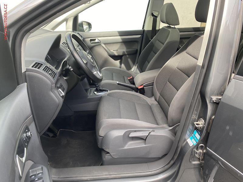 Volkswagen Touran (2011) 1.6 TDi, DSG, panor, navi - fotka 9 z 16