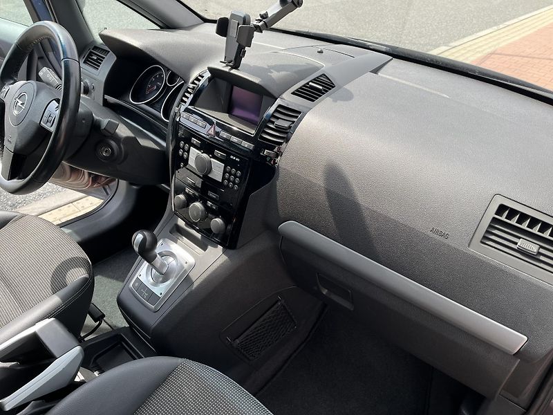 Opel Zafira 1.8 i Cosmo Automat 7 Míst - fotka 16 z 32
