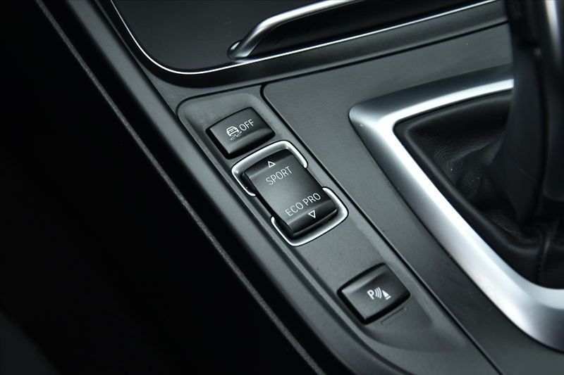 BMW Řada 3 320i xDrive 135kW MPAKET ČR - fotka 21 z 27