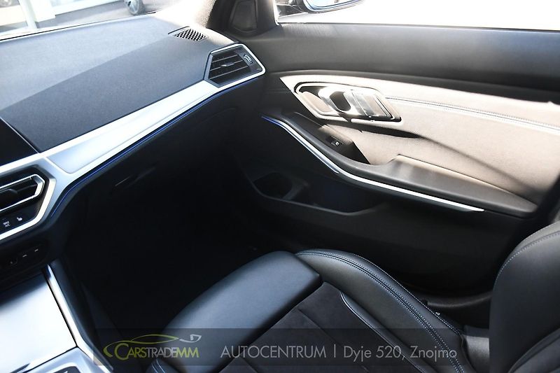 BMW Řada 3 320d xDrive M-SPORT  - fotka 25 z 56