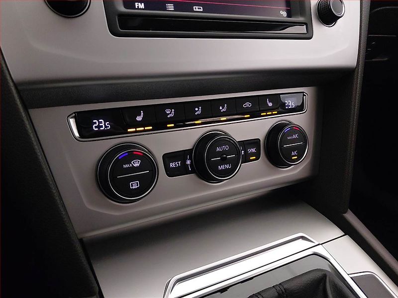 Volkswagen Passat (2015) 2.0 TDI, Automat, Serv.kniha - fotka 16 z 19