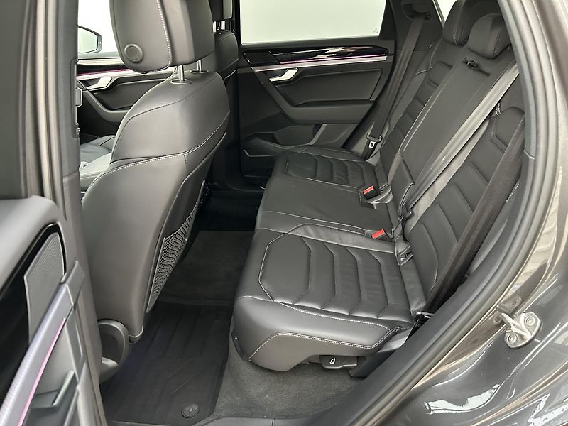 Volkswagen Touareg 3.0 TSI 4x4 R-Line - fotka 25 z 34