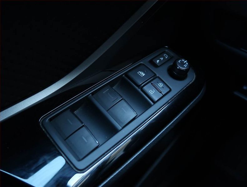 Toyota C-HR (2023) GR Sport 1.8 Hybrid - fotka 17 z 26