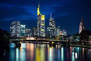 Pohled na Commerzbank Tower v noci