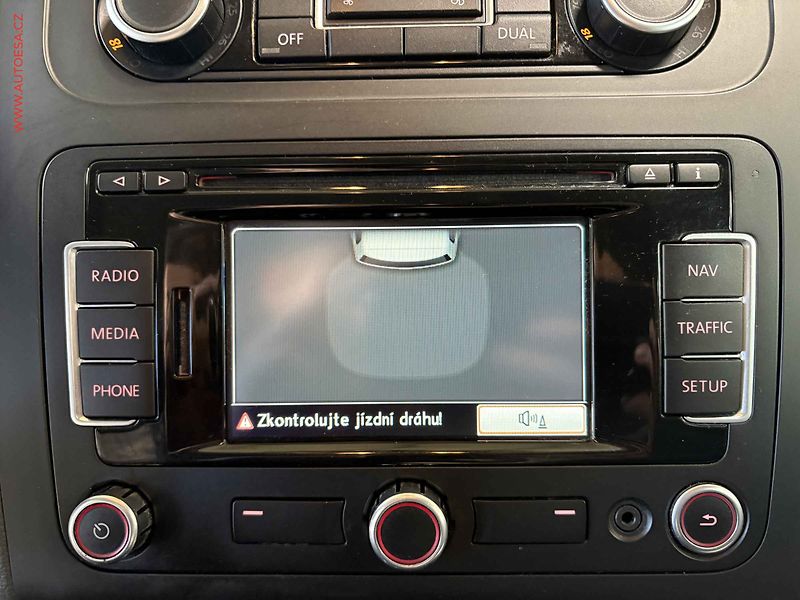 Volkswagen Touran (2011) 1.6 TDI, autoAC - fotka 14 z 15