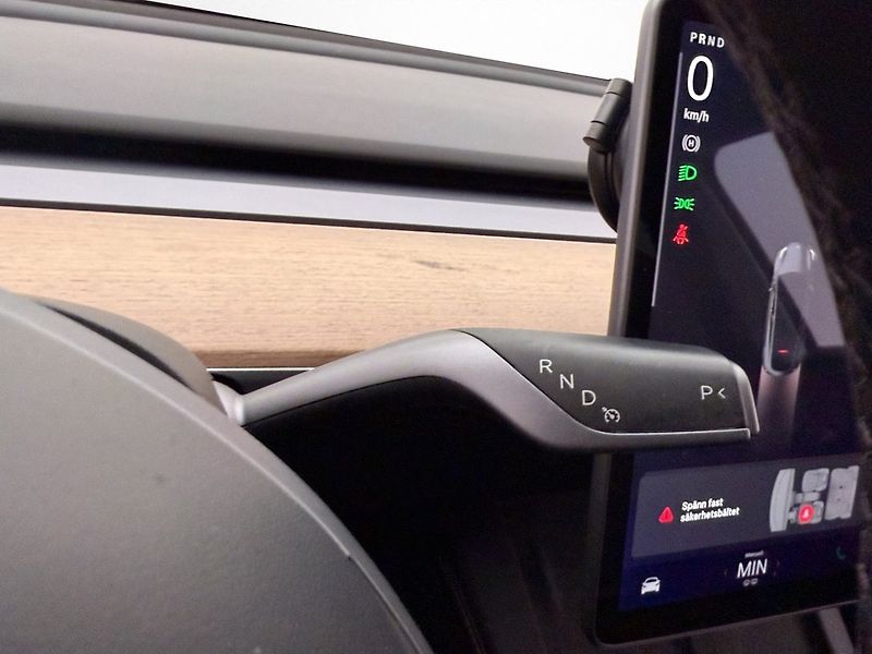 Tesla Model Y Long Range AWD - fotka 15 z 30