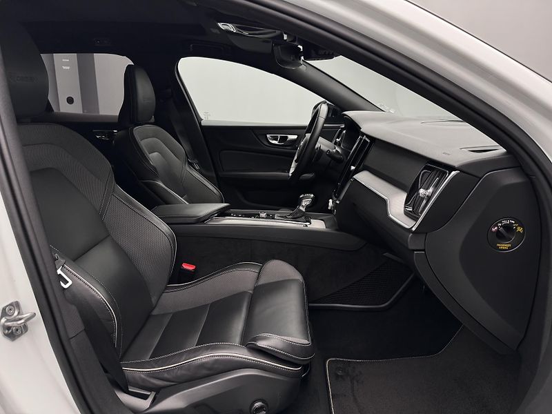 Volvo V60 T4 R-DESIGN AUT - fotka 21 z 47