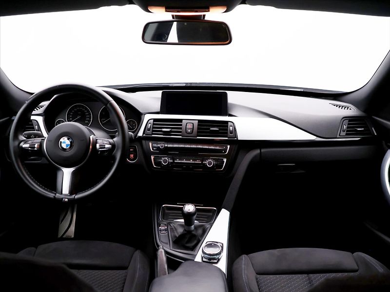 BMW Řada 3 2,0 318d 100kW GT M-Sport - fotka 26 z 34
