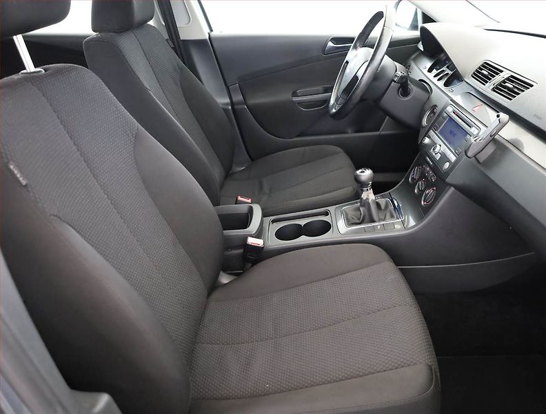 Volkswagen Passat (2007) 2.0 TDI, Xenony, Tempomat - fotka 7 z 17