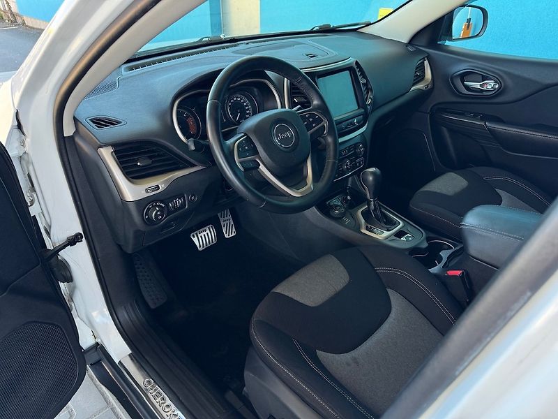 Jeep Cherokee (2015) 2.0 L TD Longitude - fotka 6 z 50