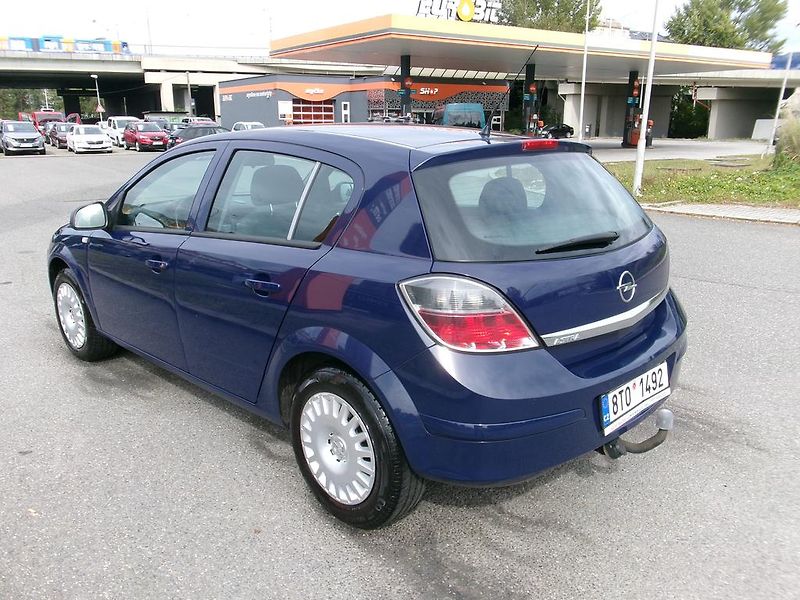 Opel Astra (2012) 1.6i KOUPENO ČR, 96 000 KM - fotka 3 z 10