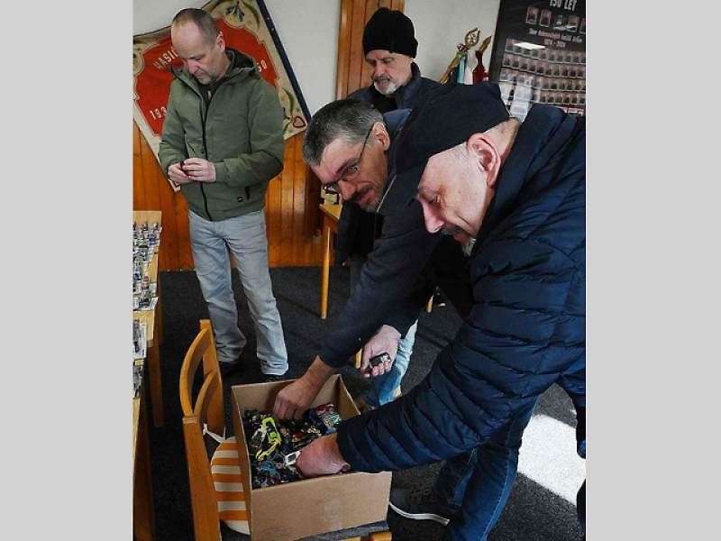 V prostorách budovy jirkovské hasičské zbrojnice se konala burza autíček a hraček.