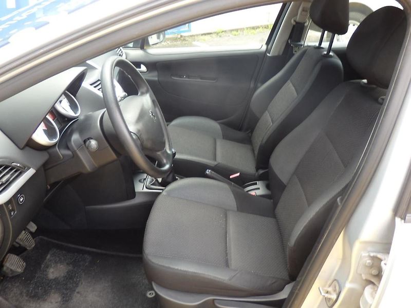Peugeot 207 1,4 - fotka 7 z 15