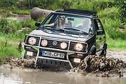 Volkswagen Golf Country - Ačkoliv Golf Country nebyl vybaven ovladatelnou uzávěrou diferenciálu nebo redukční převodovkou, systém 4x4 a podvozek se světlou výškou solidních 18 centimetrů znamenaly poměrně slušné schopnosti v terénu.