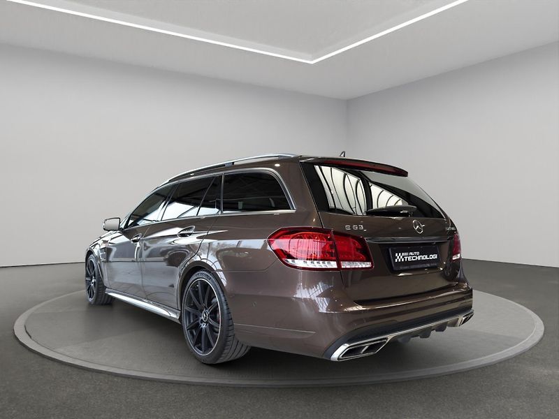 Mercedes-Benz Třídy E (2015) Mercedes-AMG E 63 S 4MATIC kom - fotka 5 z 21