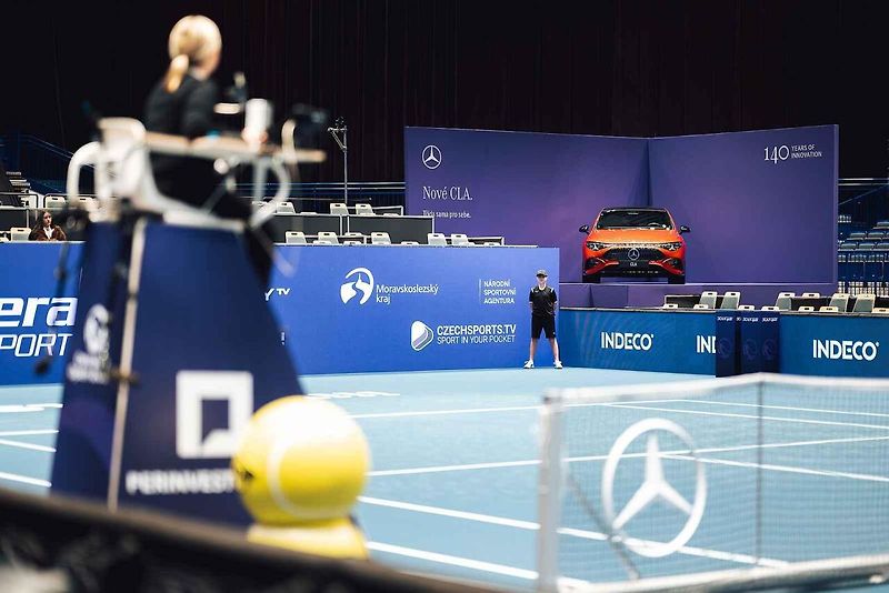 Mercedes-Benz letos odstartoval novou éru jako globální partner ženského tenisu (WTA). Své ambice v tomto sportu nyní potvrzuje i v České republice, kde v rámci ostravského turnaje představuje dvě klíčové novinky: novou generaci modelů GLB a GLC.