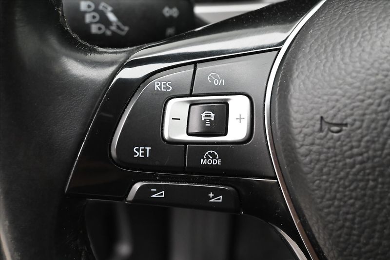 Volkswagen Touran 1,6 TDI 85kW Navi Senzory - fotka 23 z 30