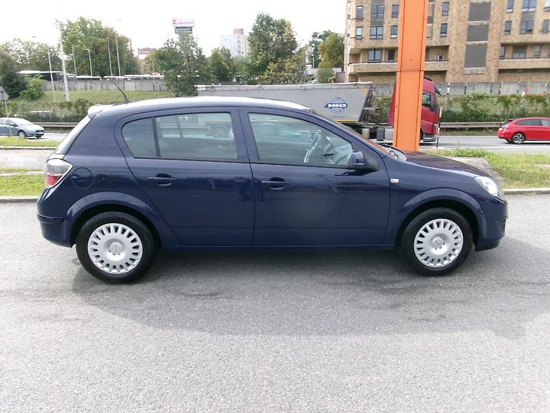 Opel Astra (2012) 1.6i KOUPENO ČR, 96 000 KM - fotka 5 z 10