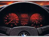 Oranžové podsvícení ve starším BMW řady 5.