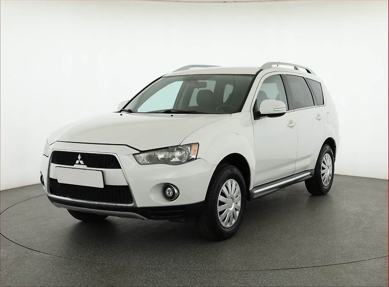 Mitsubishi Outlander (2010) 2.0, po STK, Tažné, rezervace - fotka 2 z 13