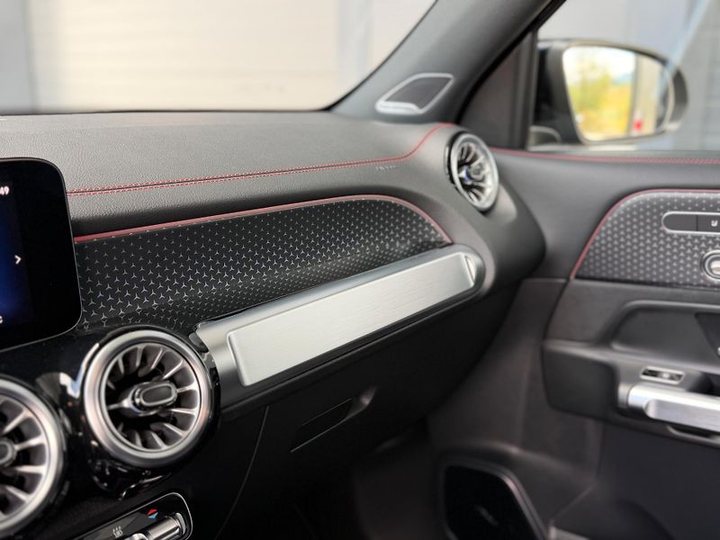 Mercedes-Benz EQB (2025) EQB 300 4Matic AMG Line - fotka 39 z 56
