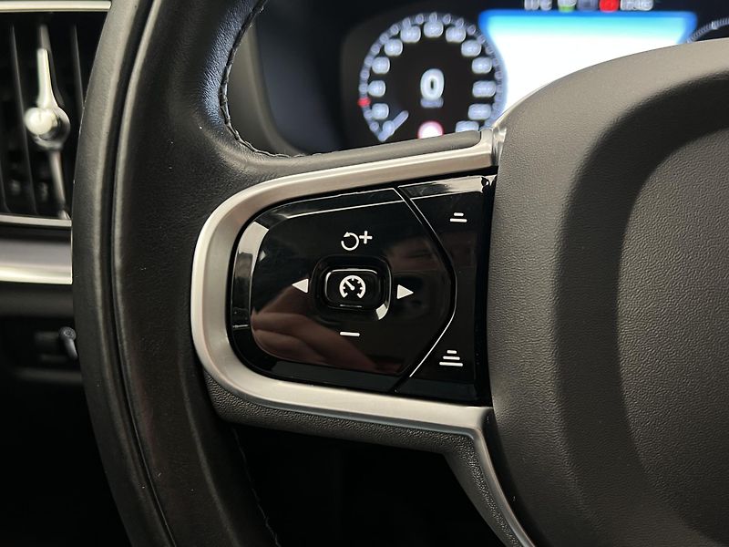 Volvo V60 B4 MOMENTUM AUT  - fotka 24 z 42