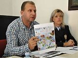 Na snímku pražský kriminalista František Vrňata a preventistka pražské policie Zuzana Pidrmanová představují informační leták, který policie přebrala z Pražského deníku.