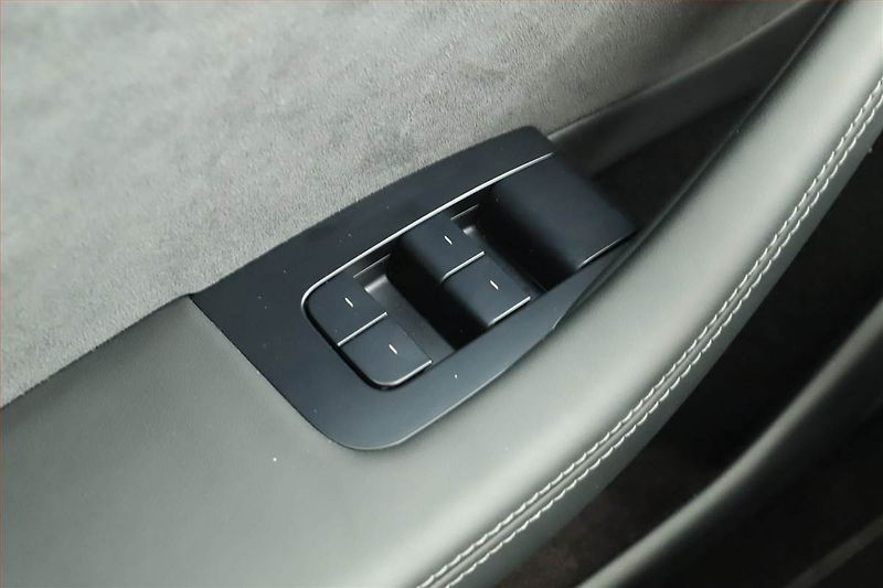 Tesla Model 3 (2024) Long Range 4WD 79kWh, SoH 89% - fotka 18 z 21