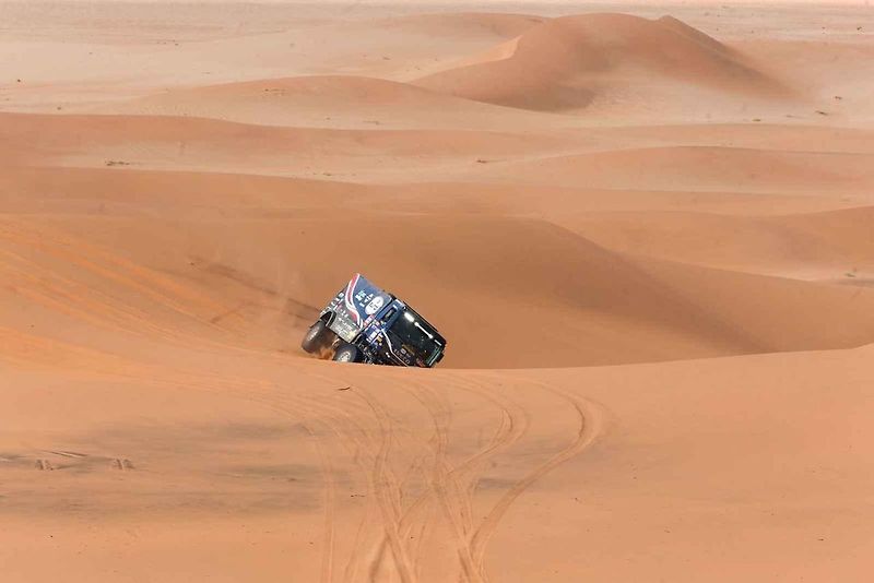 Účastníci Rallye Dakar zdolávají obrovské duny