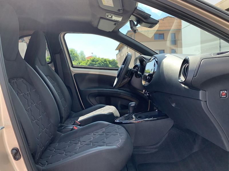 Toyota Aygo X EXECUTIVE SMART 1.0 VVT-i AT - fotka 17 z 28